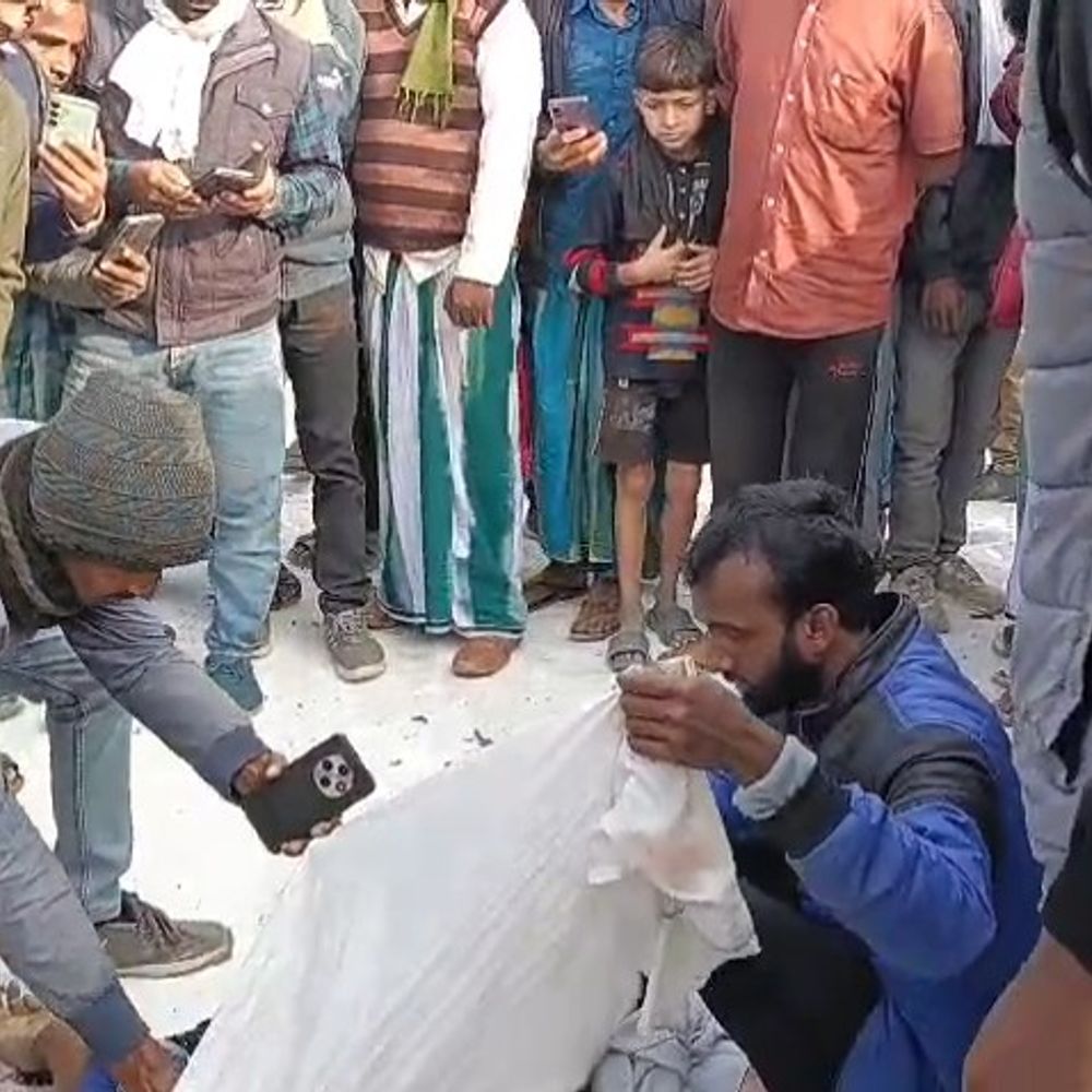 किशनगंज में रोड एक्सीडेंट में ड्राइवर की मौत:अज्ञात ट्रक ने खाद्य लदे गाड़ी को टक्कर मारी, बेकाबू होकर पलटा