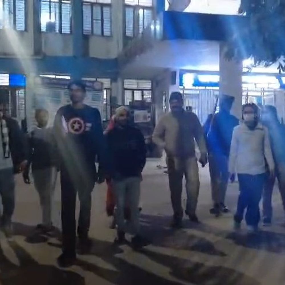 जमुई सदर अस्पताल में SDO ने किया औचक निरीक्षण:2 संदिग्ध महिलाओं को लिया हिरासत में, 2 मेडिकल दुकानें सील