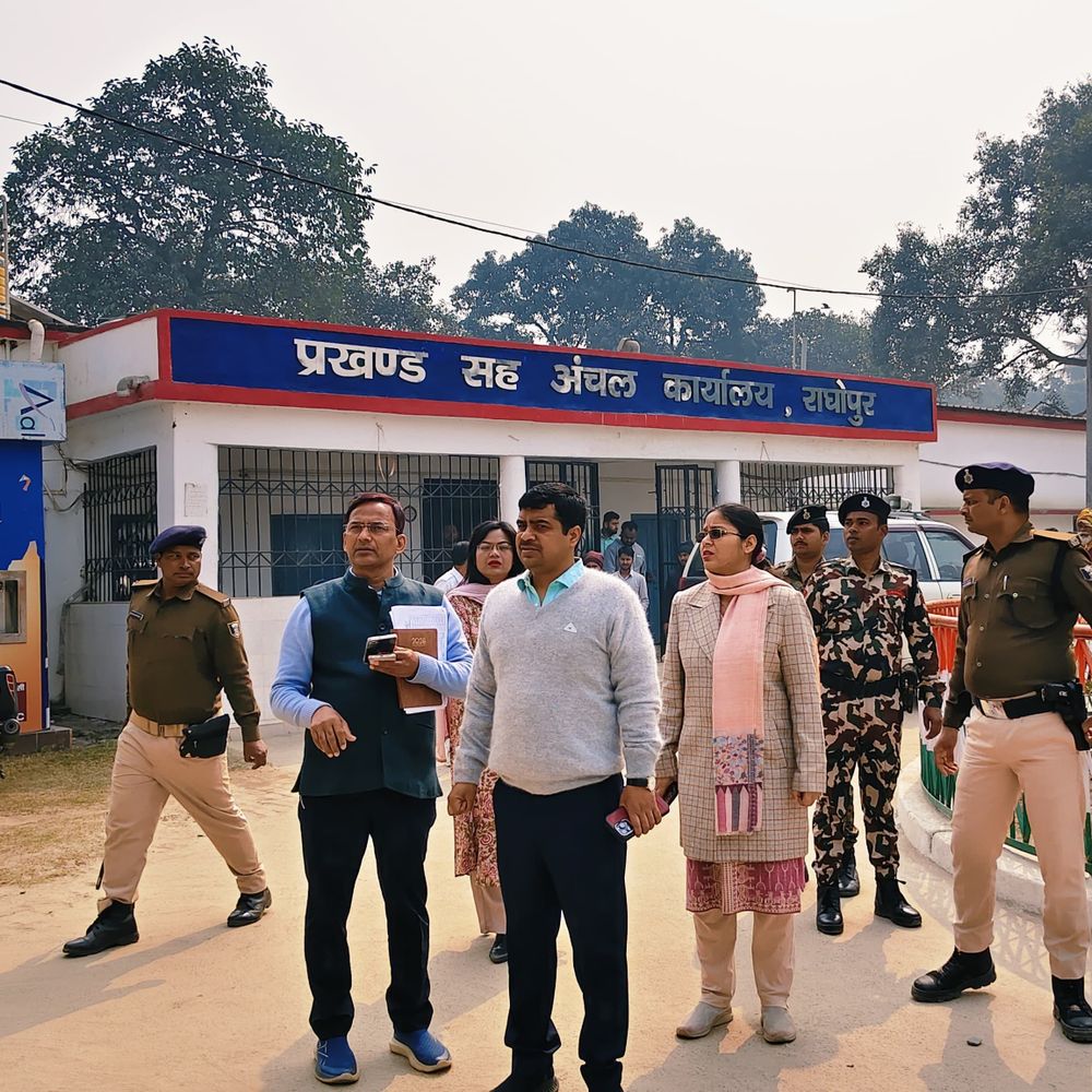 सुपौल में कार्यालय से अनुपस्थित 9 कर्मियों की हाजिरी कटी:DM सावन कुमार अचानक राघोपुर प्रखंड-अंचल कार्यालय पहुंचे; बोले-अनुशासनिक कार्रवाई भी होगी