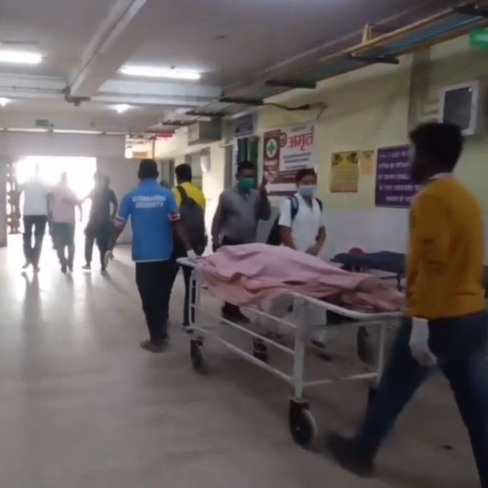 धनबाद में महिला अपार्टमेंट की छत से कूदी, मौत:घटना के पीछे पति से विवाद की आशंका, पुलिस जांच में जुटी