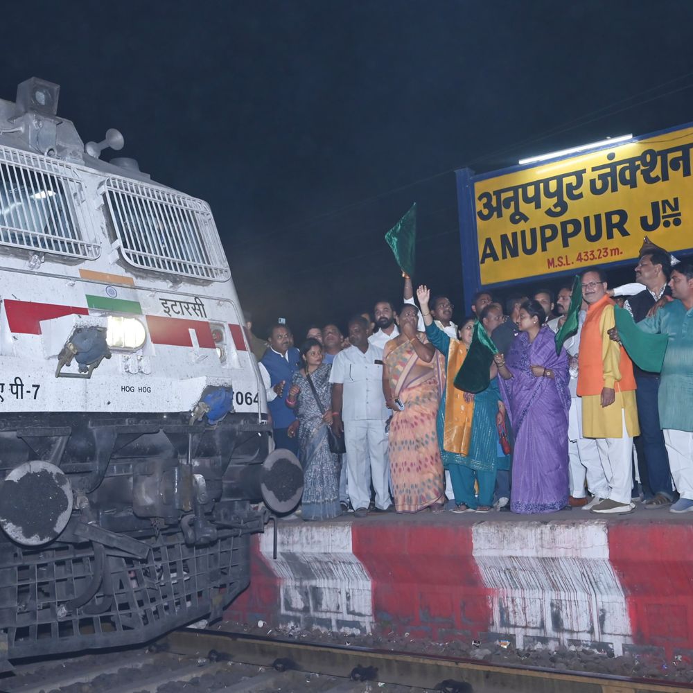 अनूपपुर, कोतमा, वेंकटनगर में 3 एक्सप्रेस ट्रेनों का ठहराव शुरू:सांसद हिमाद्री सिंह ने सांतरागाछी-रानी कमलापति गाड़ी को दिखाई हरी झंडी