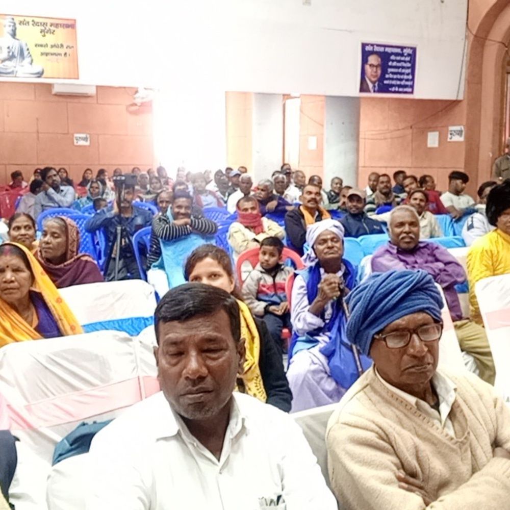 मुंगेर में संत रविदास जयंती का समारोह:पुष्प अर्पित कर श्रद्धांजलि दी गई, उनके विचारों पर चर्चा हुई