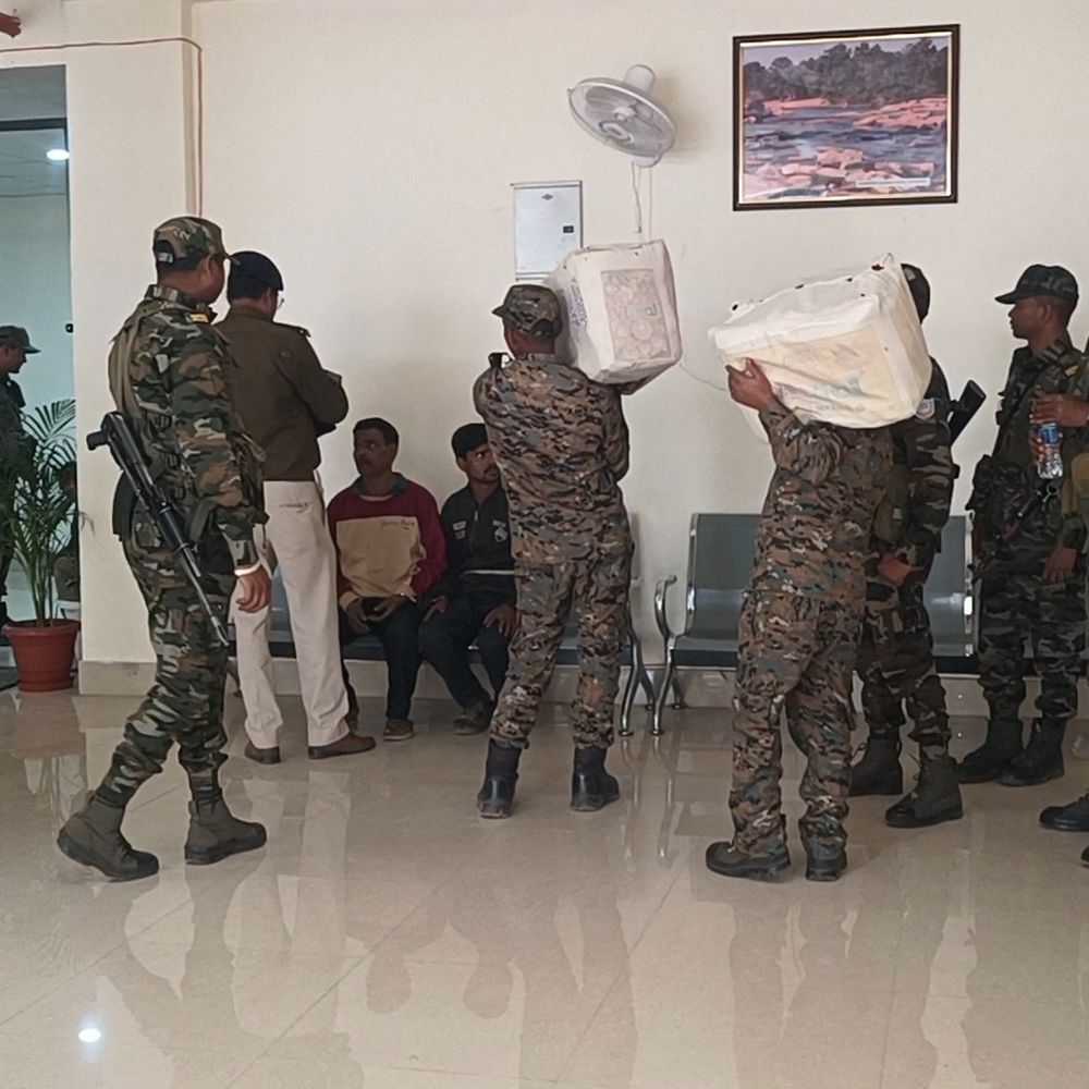 गुमला में पिता-पुत्र गांजा तस्करी करते गिरफ्तार:घर से 48 किलो गांजा और 39 हजार नगद बरामद, दो कमरों से चार थैलों में मिला नशीला पदार्थ