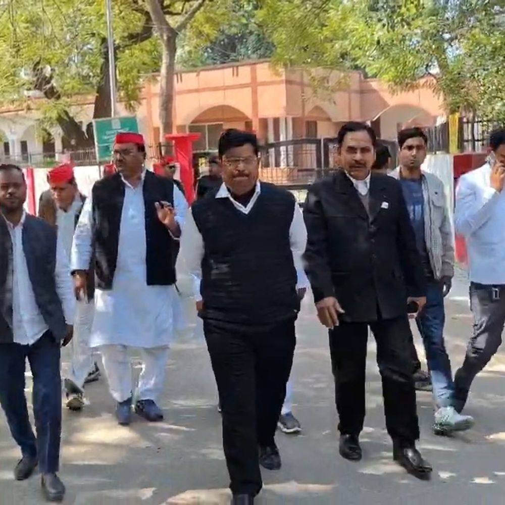 वोटर लिस्ट से नाम कटने पर सपा का हंगामा:मथुरा DM को सौंपा ज्ञापन, फॉर्म-7 के दुरुपयोग का आरोप