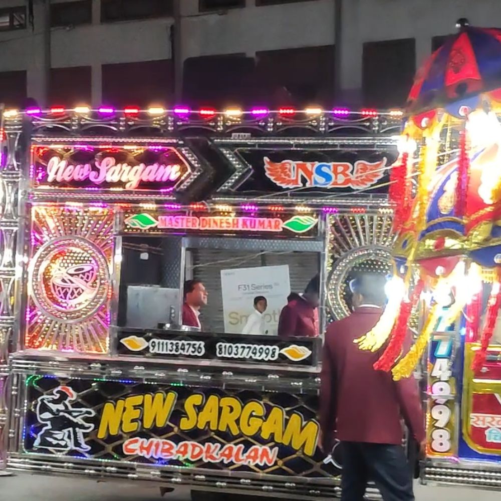 परीक्षा शांति आदेश के कुछ ही घंटों बाद नियम टूटे:खिलचीपुर बस स्टैंड पर रात 10 बजे बारात में गूंजा डीजे, एसडीएम ने बुलाई बैठक