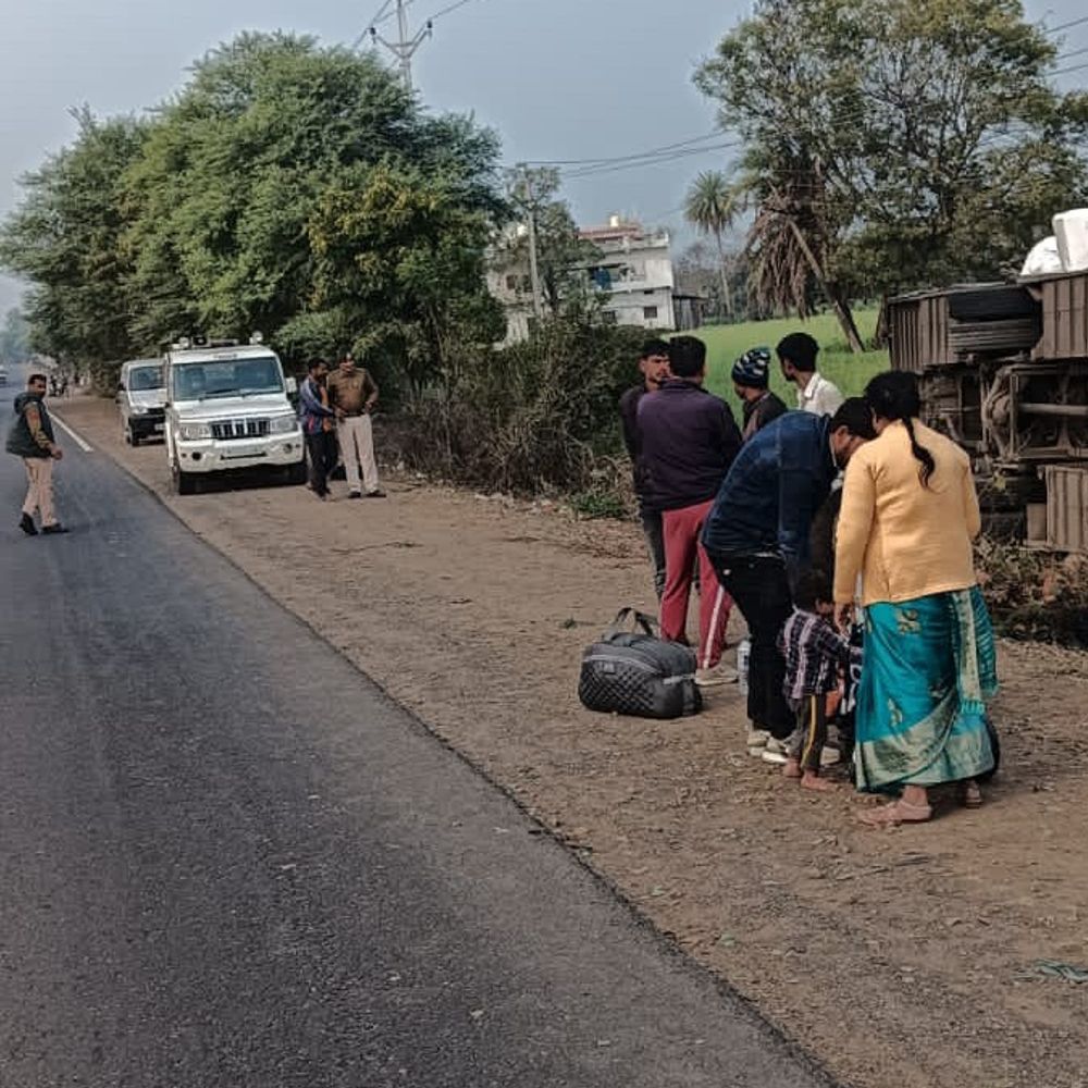 सीहोर के इंदौर-भोपाल हाईवे पर बस पलटी:बेड़ाखेड़ी जोड़ पर गाय को बचाने में हादसा, एक घायल; बस में सवार थे 25 यात्री