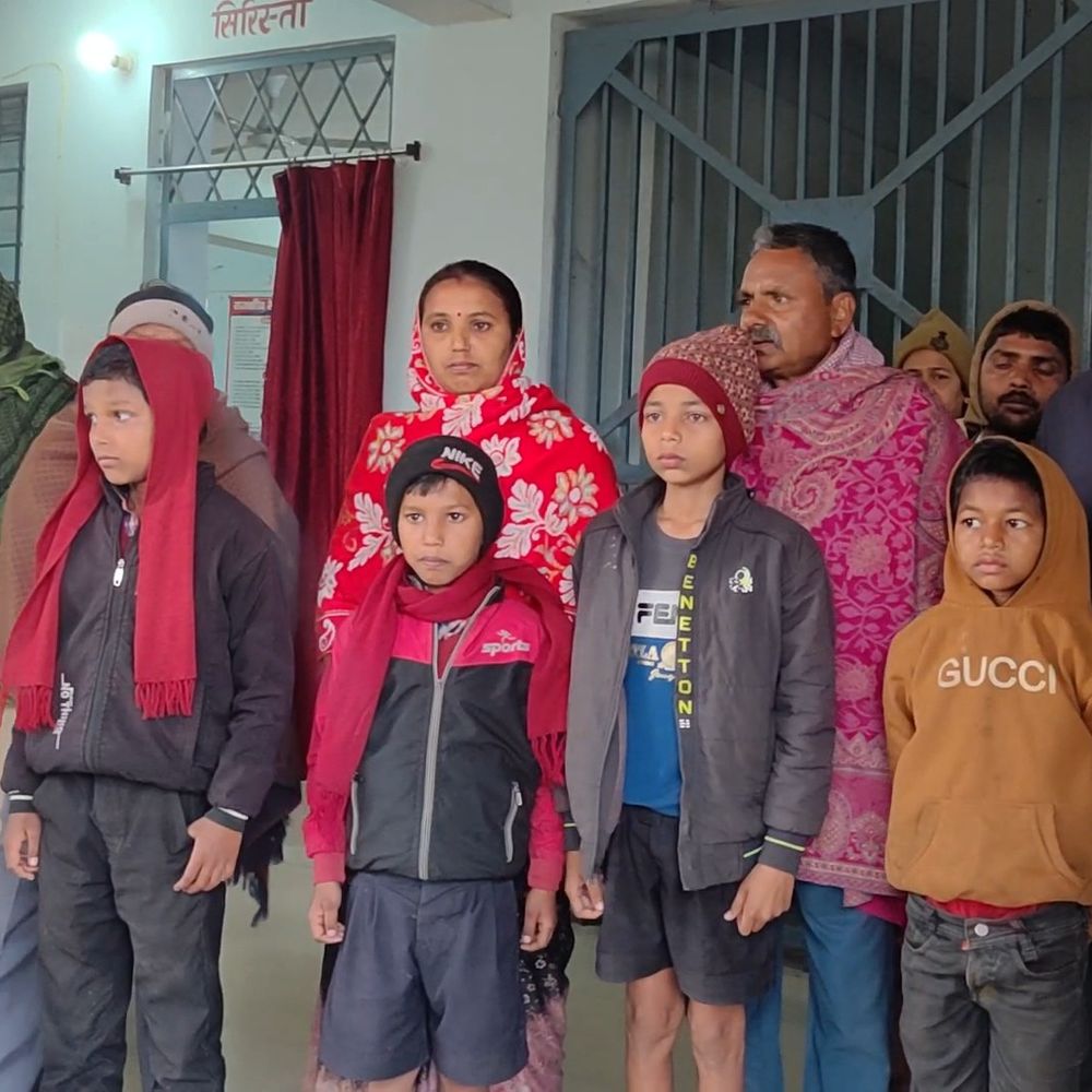 ट्रेन से बरामद 4 बच्चे परिजनों को सौंपे:जमुई में GRP की कार्रवाई, आवासीय विद्यालय के स्टूडेंट संदिग्ध परिस्थितियों में मिले थे