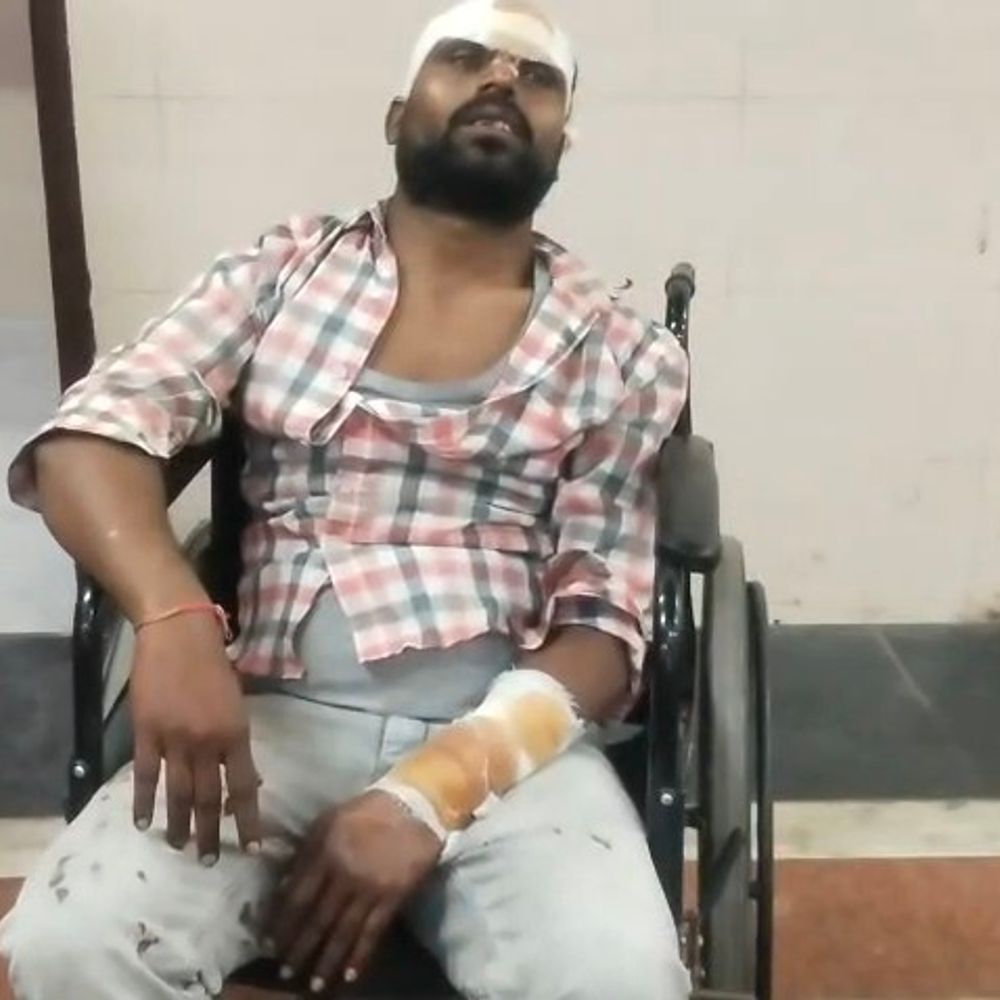 कटिहार के मनिया पुल पर स्कॉर्पियो-बाइक टक्कर:तीन लोग घायल, एक की हालत गंभीर, चालक फरार