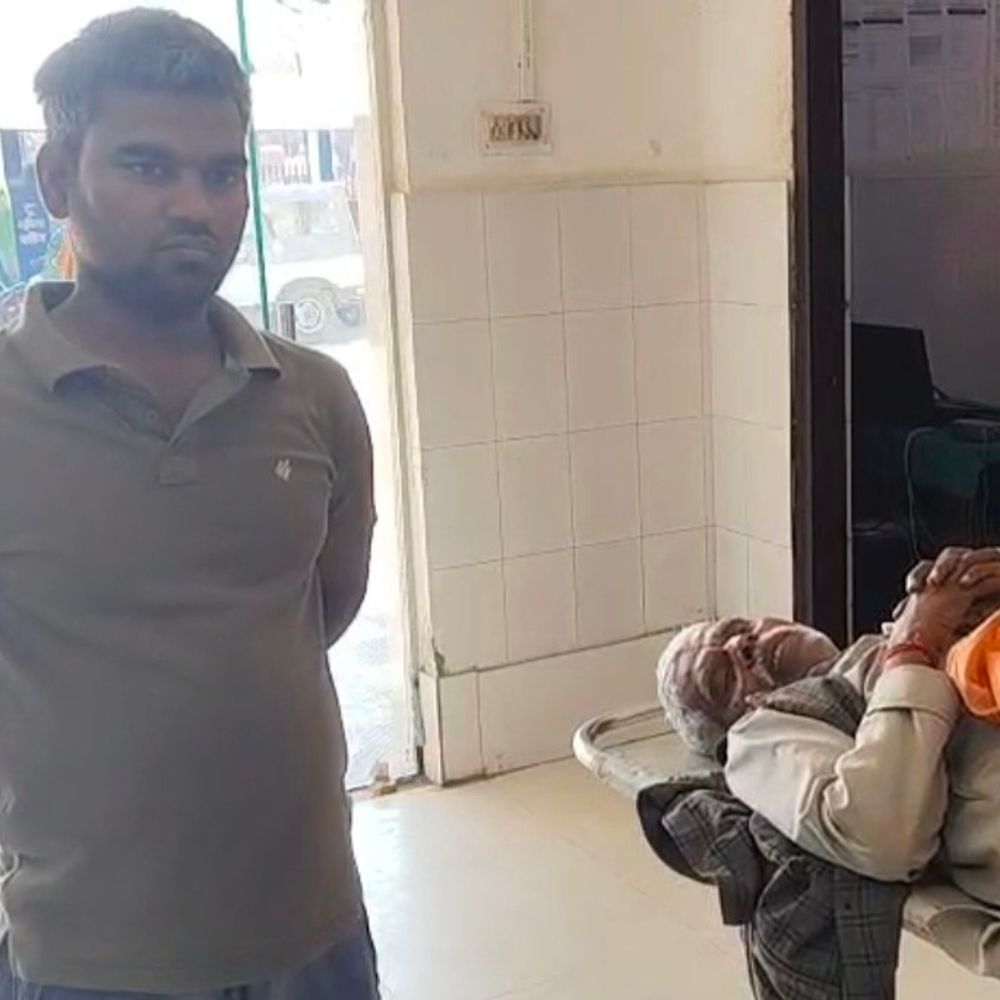 बिजली खंभा गिरने से बुजुर्ग का पैर टूटा:शेखपुरा से गंभीर हालत में पावापुरी रेफर, 2 हिस्सों में टूटने से स्थिति नाजुक