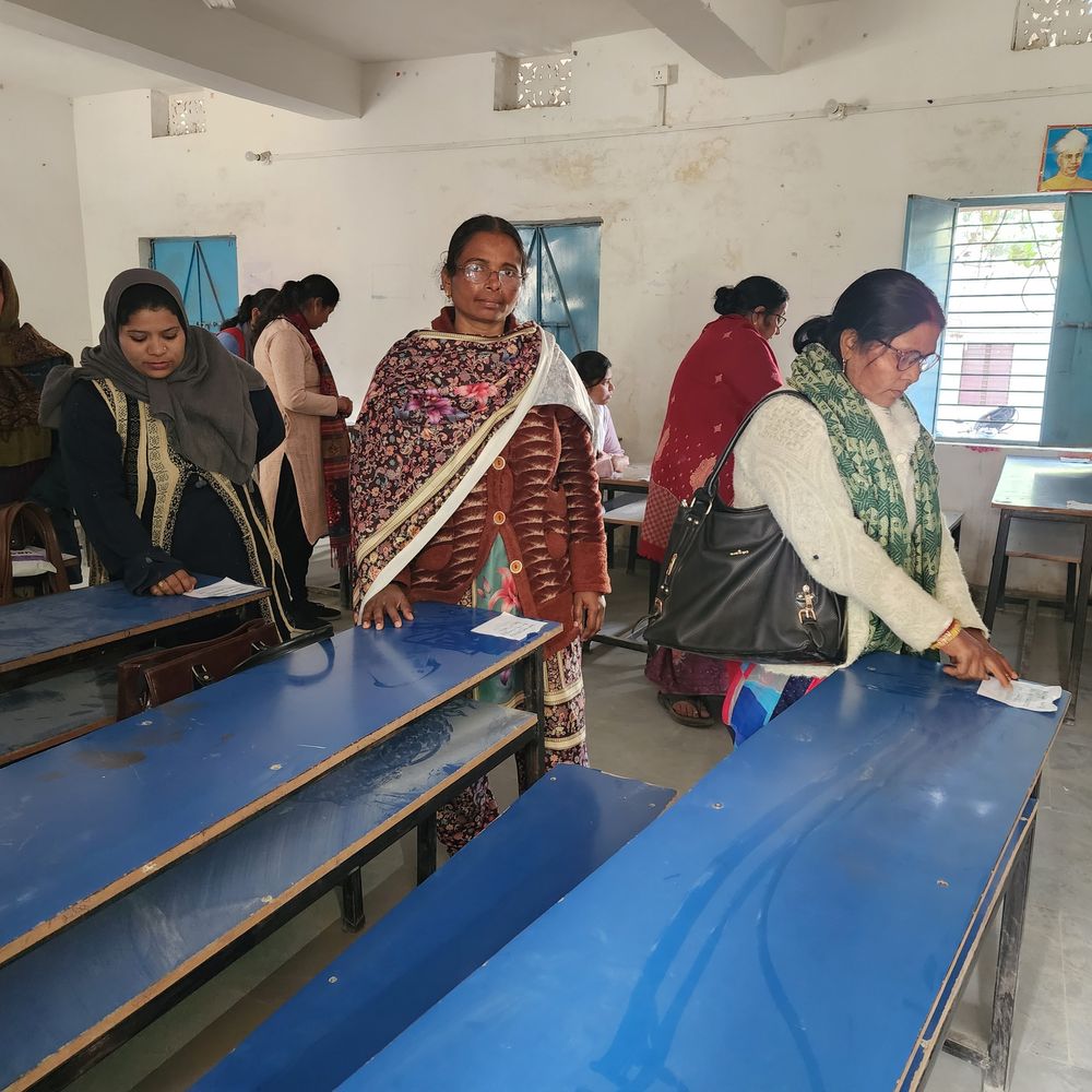 सीट अरेंजमेंट-सीसीटीवी और बिजली-पानी की हो व्यवस्था- DM:इंटर परीक्षा को लेकर सीवान प्रशासन अलर्ट, कहा-स्लीपर पहनकर आएं केंद्र