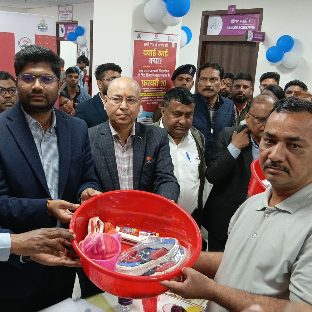 मुंगेर में फाइलेरिया उन्मूलन अभियान शुरू:DM निखिल धनराज ने दवा खाकर की शुरुआत, 14 लाख लोगों को खिलाने का टारगेट