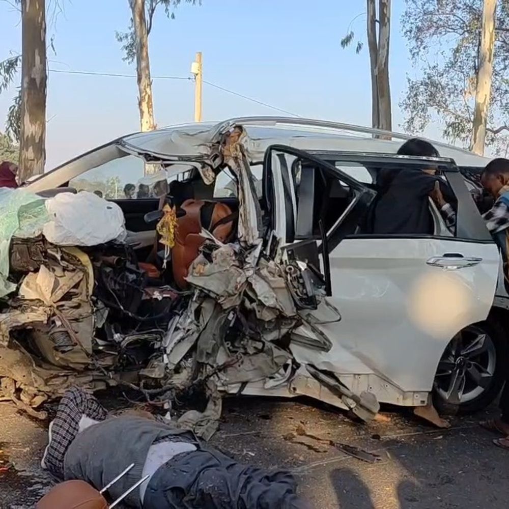 जमुई में ससुर-बहू की मौत, बच्चे समेत 4 घायल:रिसेप्शन पार्टी से लौट रहा था रि. CISF कर्मी का परिवार, पेड़ से टकराई कार