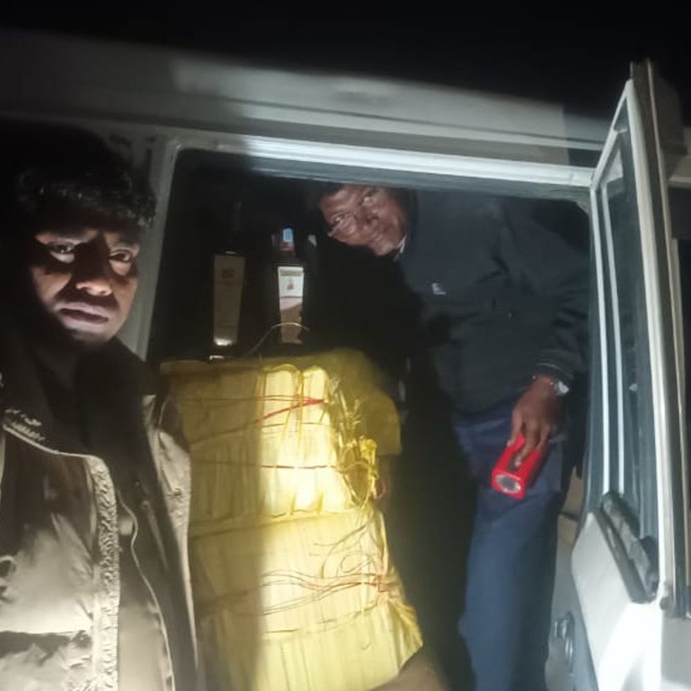 नवादा में कार से 117 लीटर शराब जब्त:उत्पाद टीम ने देर रात की कार्रवाई, दो तस्कर भागे