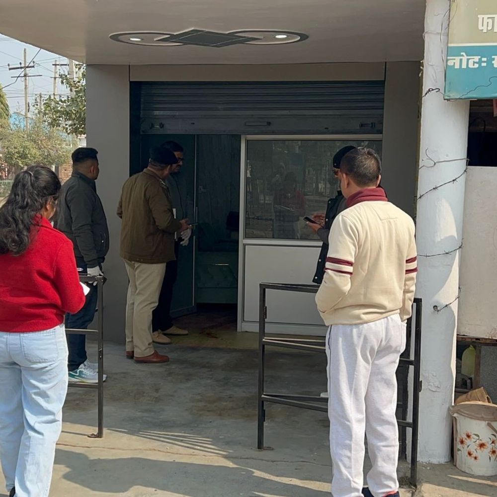 हांसी में प्रॉपर्टी डीलर की धारदार हथियार से हत्या:रिटायर्ड पंचायत सेक्रेटरी थे; पत्नी दफ्तर पहुंची तो चला पता, हमलावर से ली टक्कर