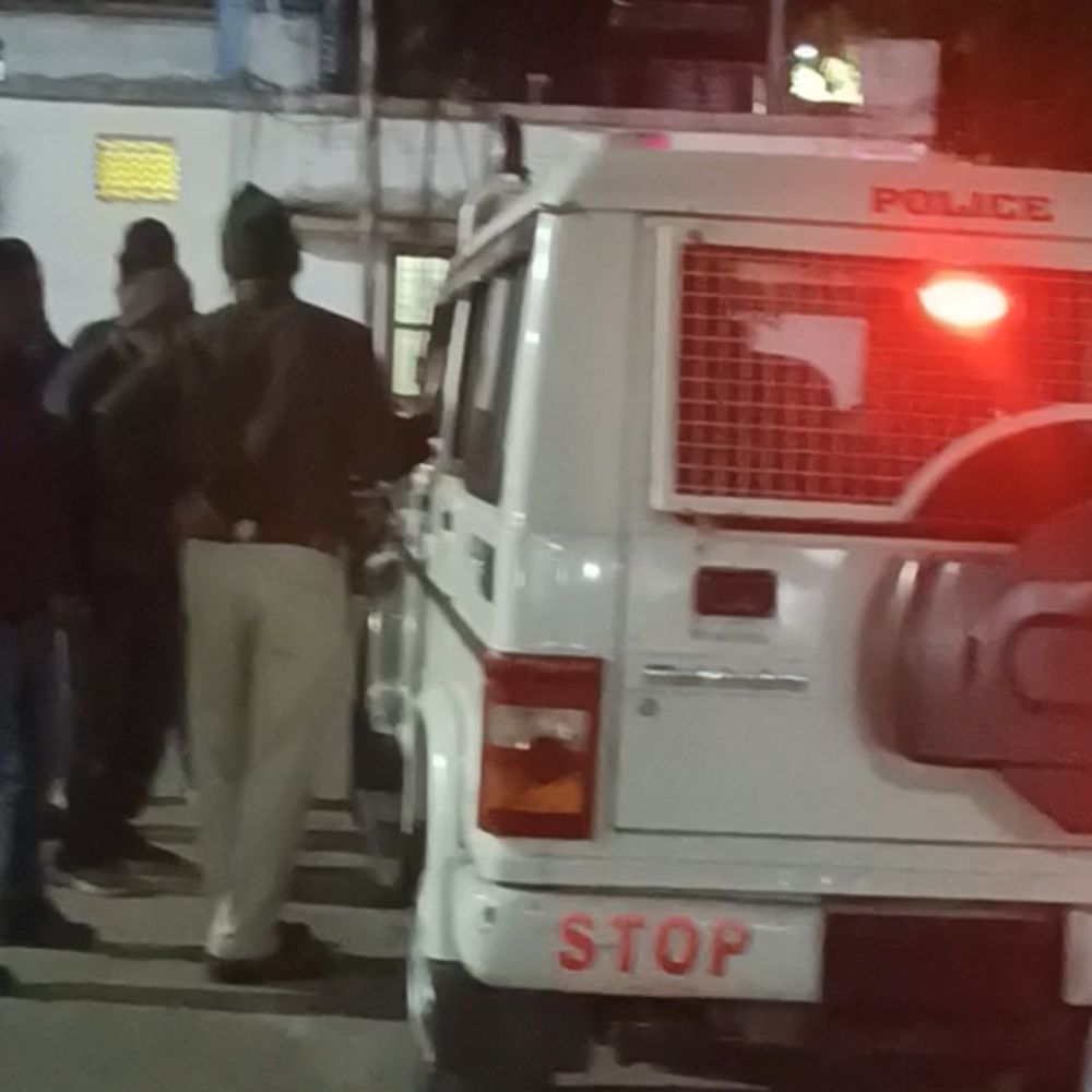 खुले में शराब पीने वालों को पुलिस की चेतावनी:दुकानदारों को 11 बजे तक दुकान बंद के निर्देश; बोले-अभियान जारी रहेगा