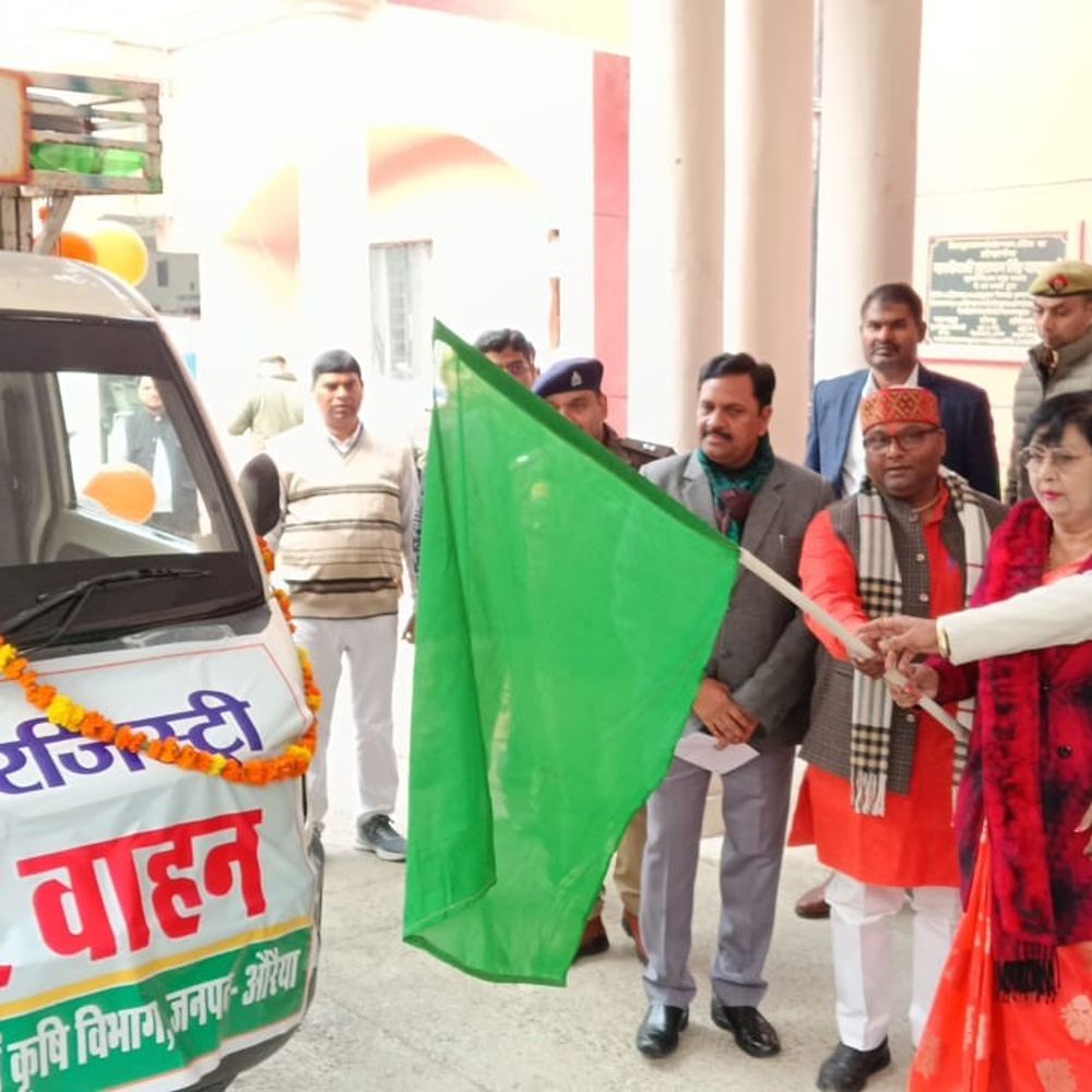 राज्य मंत्री ने फार्मर आईडी के लिए वाहन रवाना किए:औरैया के सभी विकास खंडों में आईडी बनाने पर जोर