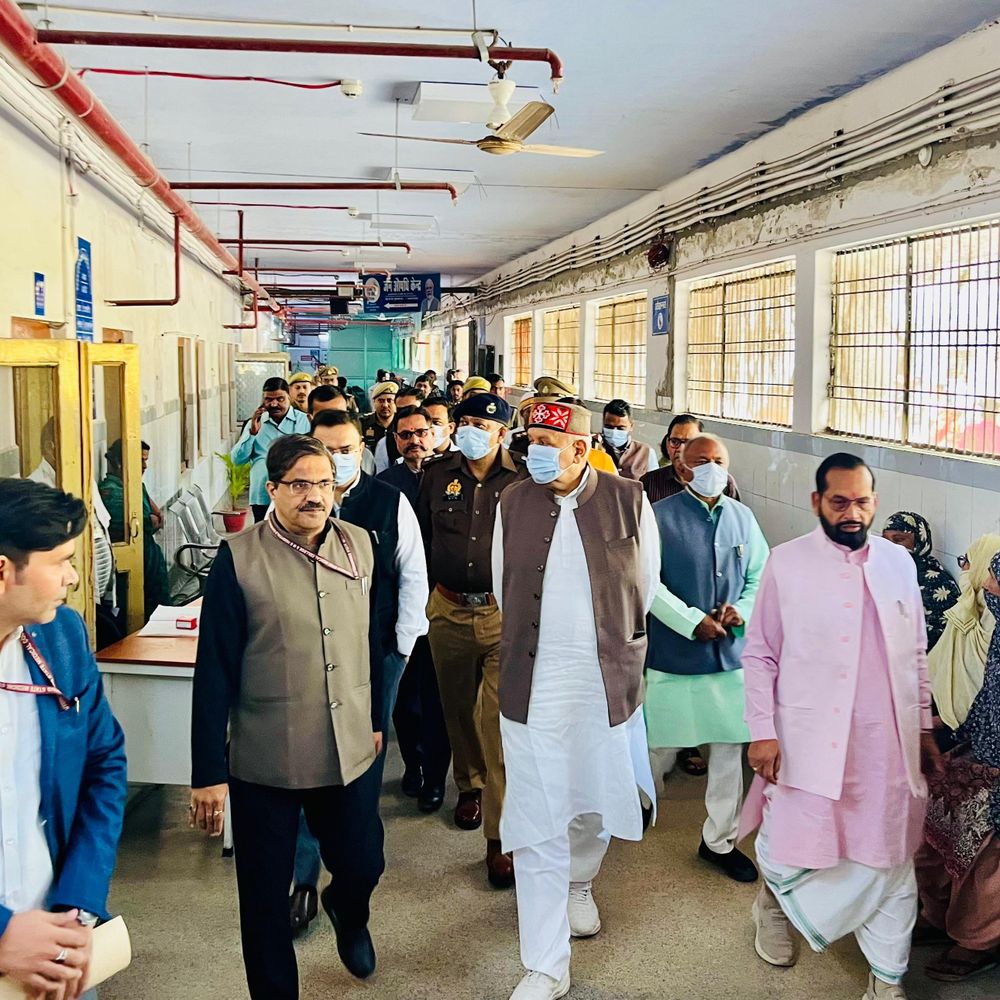 प्रभारी मंत्री ने जिला अस्पताल का किया निरीक्षण:मरीजों से बात कर जाना हाल, एक मरीज के साथ एक अटेंडेंट की ही अनुमति