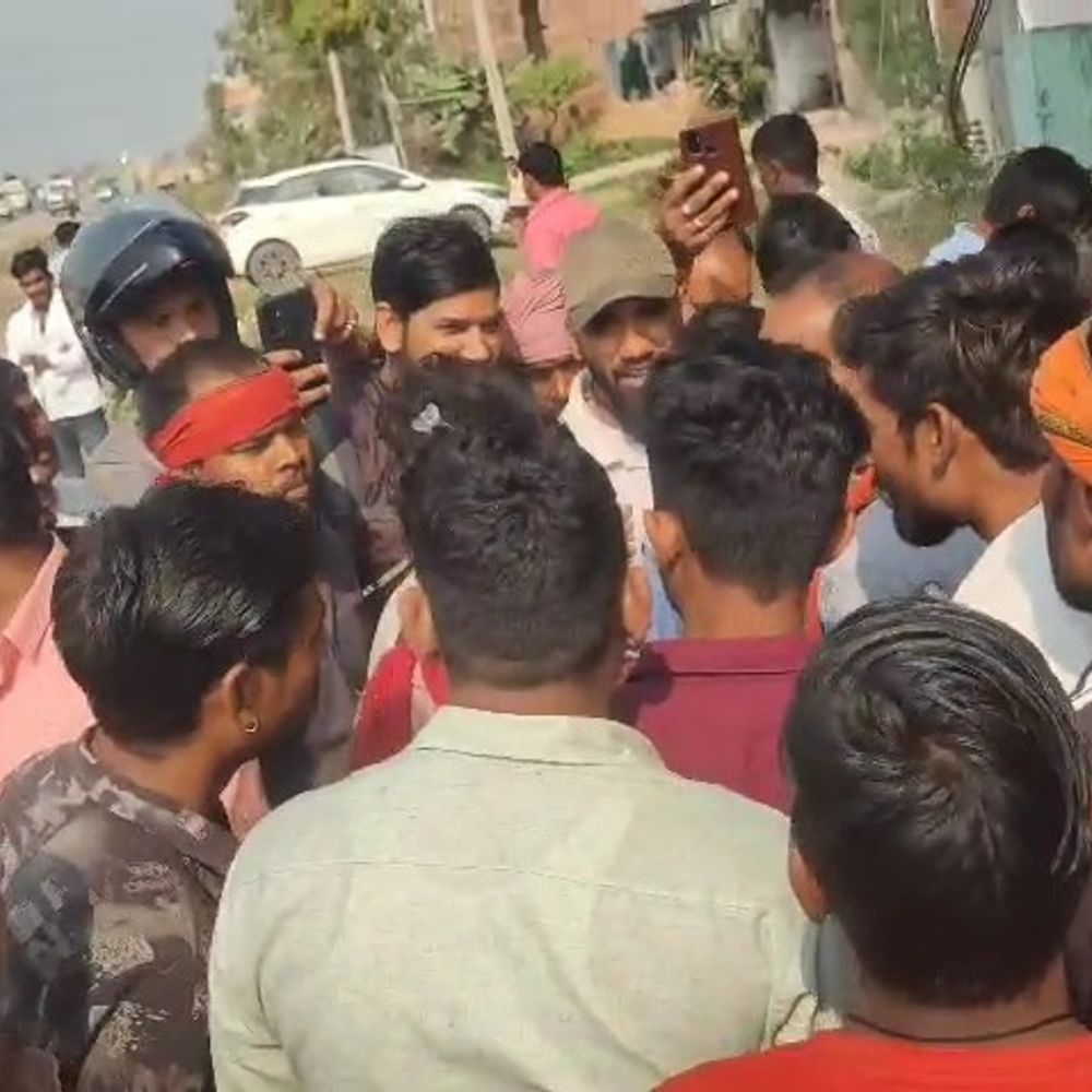 कैमूर में तरबूज लेकर बच्चों को बुलाती महिला अरेस्ट:स्कूल के पास ग्रामीणों ने घेरा,अफवाहों से बचने की अपील