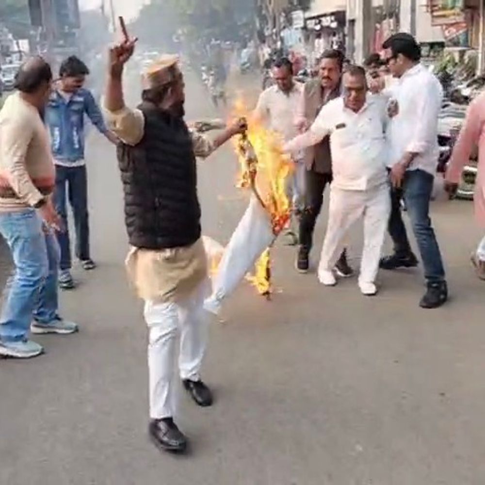 नीमच में कांग्रेस प्रदर्शन के दौरान मजदूर की साइकिल जली:जलते पुतले की चपेट में आई, जिला अध्यक्ष ने कहा- ठीक करा करे देंगे