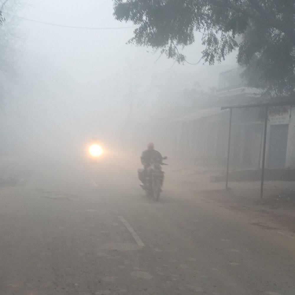 जौनपुर में घना कोहरा, तापमान में एक डिग्री की गिरावट:गलन बढ़ी, हार्ट अटैक और लकवा के मामले सामने आए