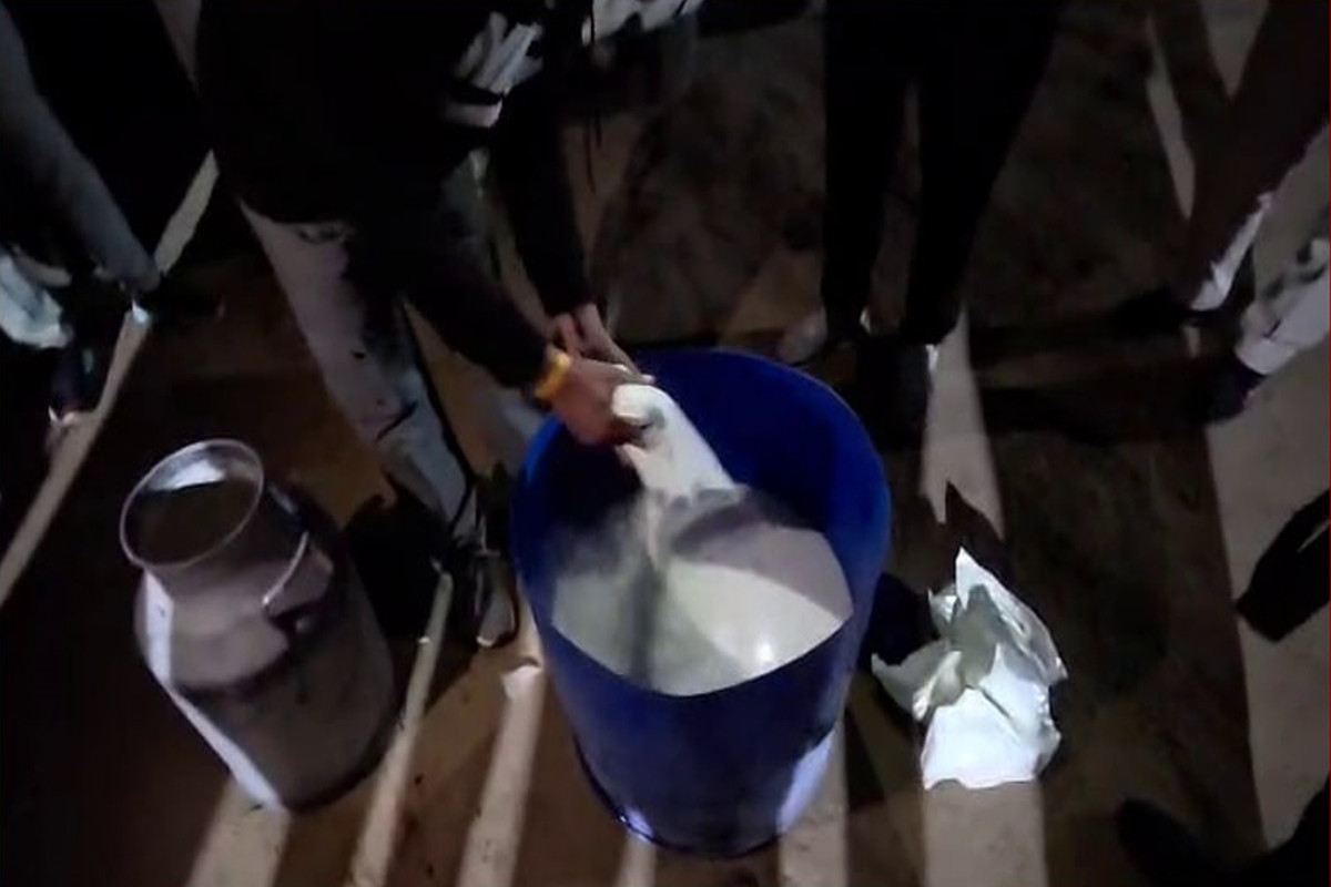Fake Milk: इस जिले से रोज हो रही थी 80 हजार लीटर नकली दूध की सप्लाई, फैक्ट्री पहुंची पुलिस के भी उड़े होश
