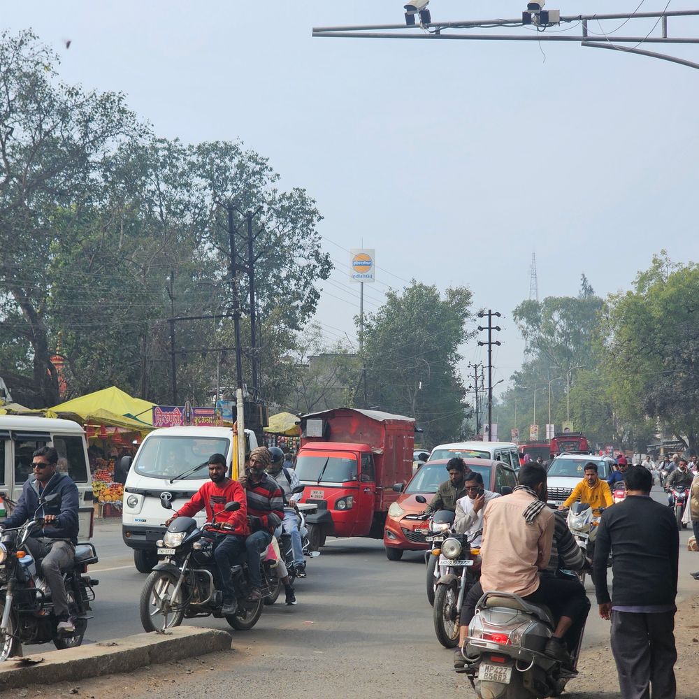 शाजापुर में मौसम बदला, ठंडी हवाओं से बढ़ी ठिठुरन:दिनभर छाए रहेंगे बादल, हल्की बारिश की संभावना