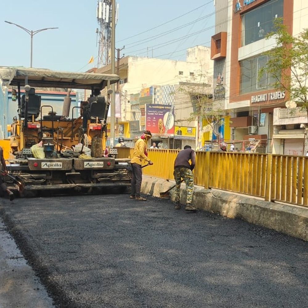 नेहरू चौक-दर्रीघाट सड़क का 10 साल बाद डामरीकरण शुरू:30 करोड़ खर्च होंगे, डिवाइडर-रेलिंग ऊंची होगी; चक्का जाम के बाद मिली स्वीकृति
