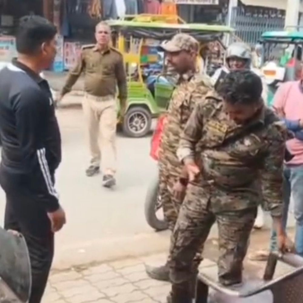 चोरी की बाइक छोड़कर फरार हुए चोर:शेखपुरा में 4 दिनों से शोरूम के पास लावारिस खड़ी मिली बाइक