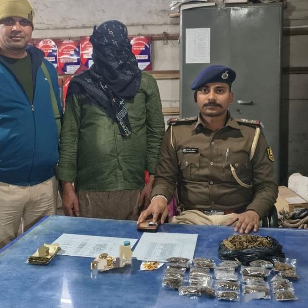 मोकामा में ड्रग्स बेचने के आरोप में युवक गिरफ्तार:जनरल स्टोर से गांजा, अफीम, ब्राउन शुगर जब्त, पुलिस ने कोर्ट मे पेश किया