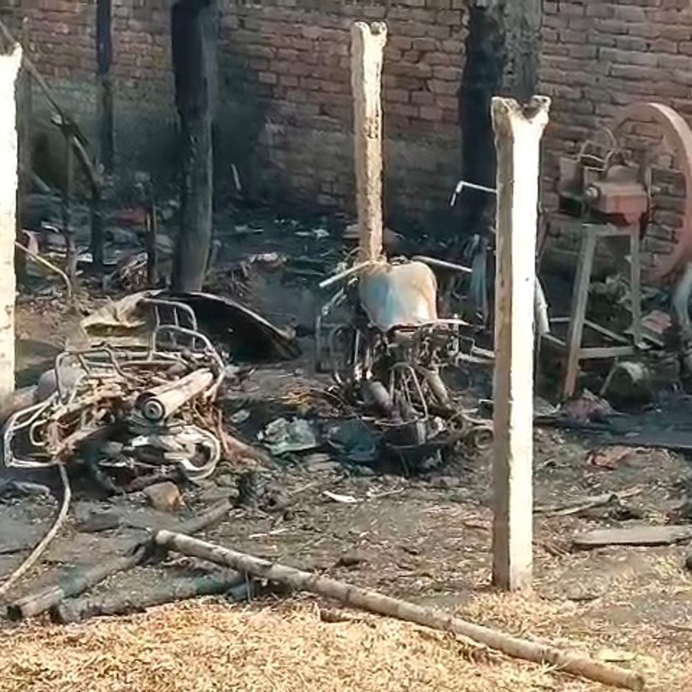 मधेपुरा में भीषण आग से 6 घर जले:अलाव की चिंगारी से 10 लाख की संपत्ति राख, 30 बकरियां भी मरीं