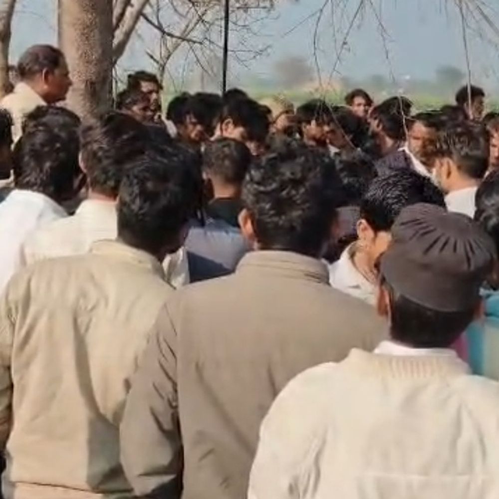 नूंह में पेड़ से लटका मिला युवक का शव:सुबह ग्रामीणों ने देखा; पानी का टैंकर चलाता था, पुलिस जांच में जुटी