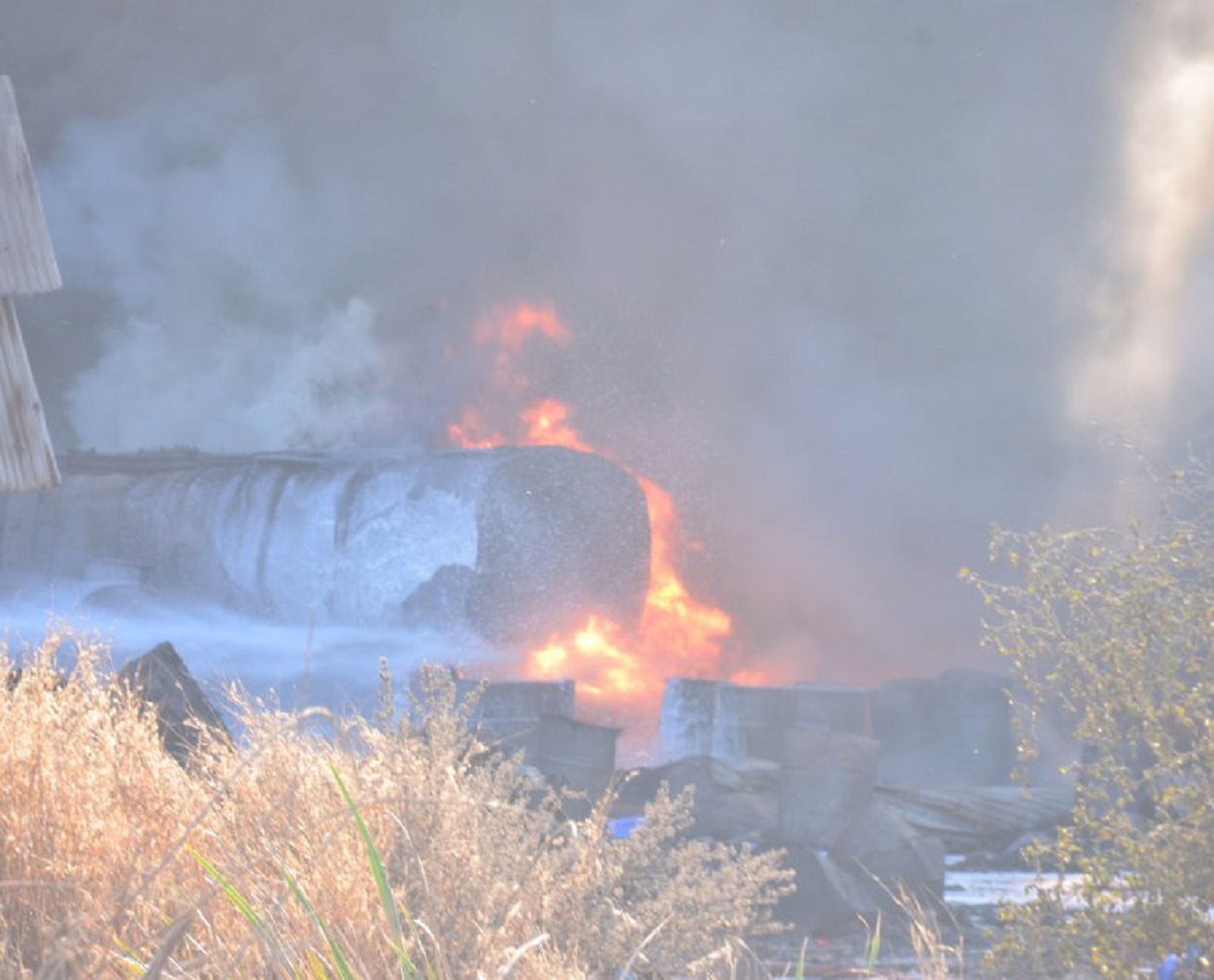 Fire: ज्वलनशील पदार्थों की कई फैक्ट्रियां, पानी की व्यवस्था नहीं