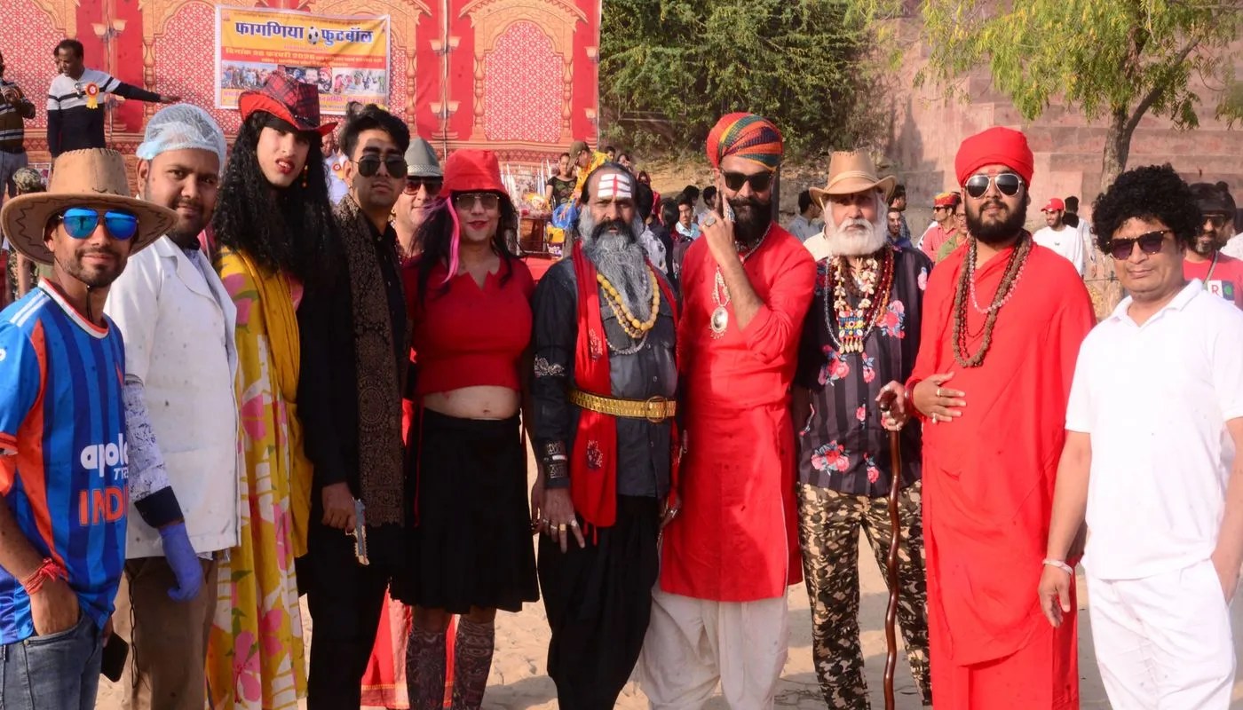 अनूठी होली… फाग​णिया फुटबॉल के मैदान में उतरे टम्प, नेतन्याहू, आलिया और सलमान भी पहुंचे