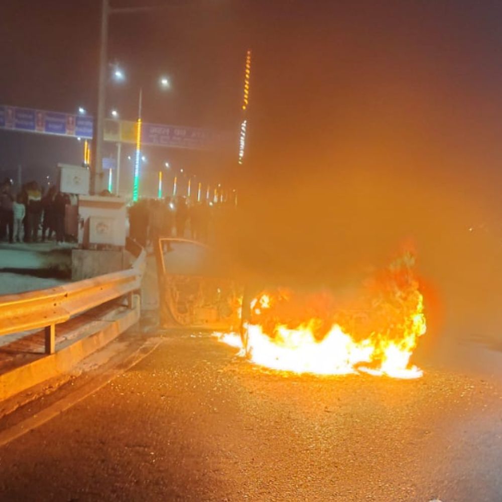 पटना- मरीन ड्राइव पर चलती कार में लगी आग:2 लोग थे सवार, चक्का से निकली चिंगारी फिर पूरी गाड़ी जल गई