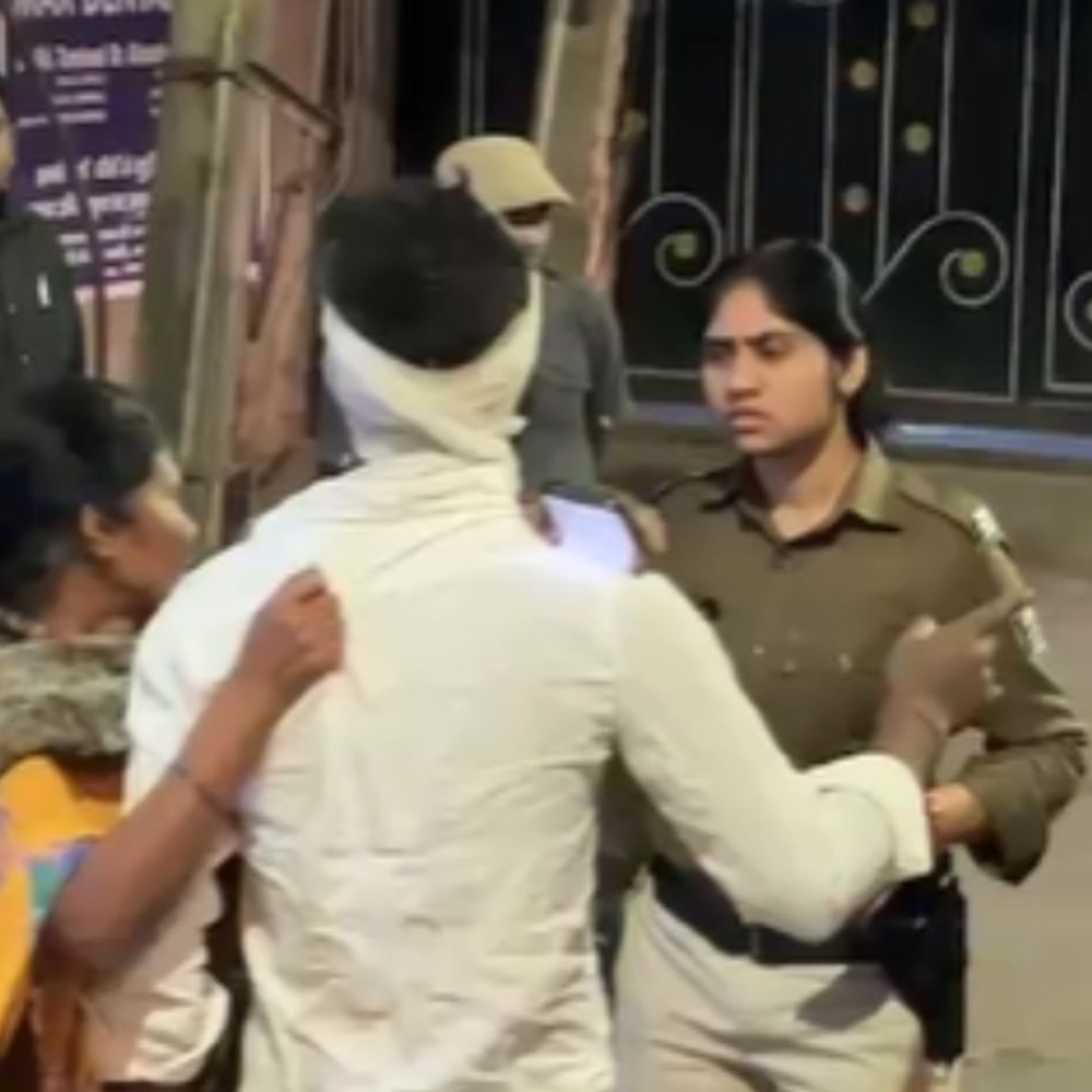 युवक को घसीट कर शरारती तत्वों ने पीटा:पटना में सीसीटीवी फुटेज से हुई पहचान, स्कूटी से उठाकर ले गए थे आरोपी