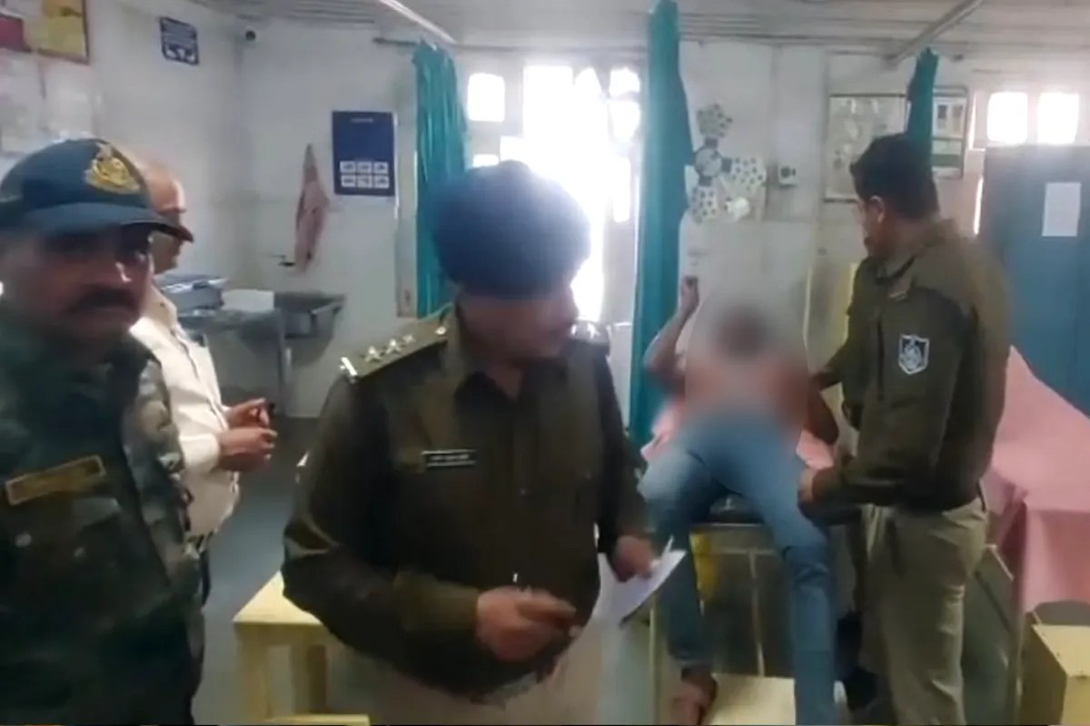 पत्नी को उठाकर थाने ले आई पुलिस, पीछे से पहुंचे पति ने ब्लेड से काट लिया खुद का गला, मचा हड़कंप