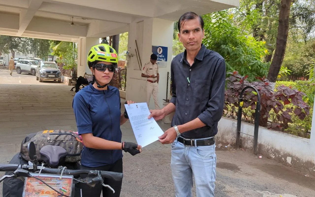 राष्ट्रीय साइकिलिंंग यात्रा पर निकली आशा का गोधरा में स्वागत