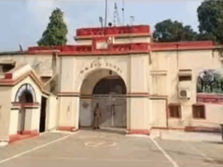 गोरखपुर जेल में ठगी के आरोपी पर हमला:नुकीली वस्तु से मारकर किया घायल, सोते समय बंदी से हुआ था झगड़ा