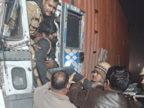 लखनऊ में कोहरे में खड़े ट्रक से टकराया दूसरा ट्रक:केबिन में फंसा ड्राइवर, फायर टीम ने रेस्क्यू किया; लोकबंधु अस्पताल में भर्ती