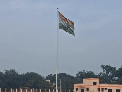 कुशीनगर में बुद्धा पार्क में फटा और फीका राष्ट्रीय ध्वज:उद्यान विभाग ने गणतंत्र दिवस के बाद भी नहीं बदला, कांग्रेसियों में आक्रोश