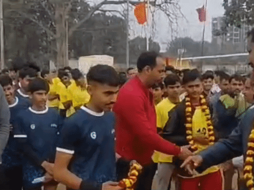 गोरखपुर में वॉलीबाल का दमदार मुकाबला:345 खिलाड़ियों के बीच होगी कड़ी टक्कर, पहले दिन 9 मुकाबले हुए