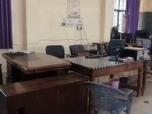 डीआईओएस-आफिस में कामकाज ठप, कर्मचारी बोले गाली नहीं सुनेंगे:संयुक्त शिक्षा निदेशक ने कराई बैठक तब वापस काम पर लौटे, सुलह हुई