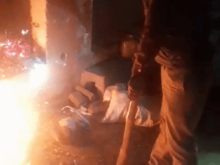 सहारनपुर में बिजली रिपेयरिंग दुकान में आग:नानौता में शटर तोड़कर बुझाई आग, लाखों का नुकसान बचा