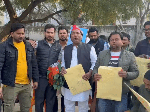 सपा ने चुनाव आयोग को भेजा BJP के झंडे:छात्रसभा के राष्ट्रीय अध्यक्ष बोले…SIR के तहत अल्पसंख्यक, दलित और पिछड़ों भाजपा वोट काट रही