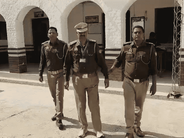 गोरखपुर में पकड़ा गया फर्जी पुलिस इंस्पेक्टर:खाकी पहनकर रौब जमाता था, चेकिंग और नौकरी के नाम पर वसूलता था रुपये