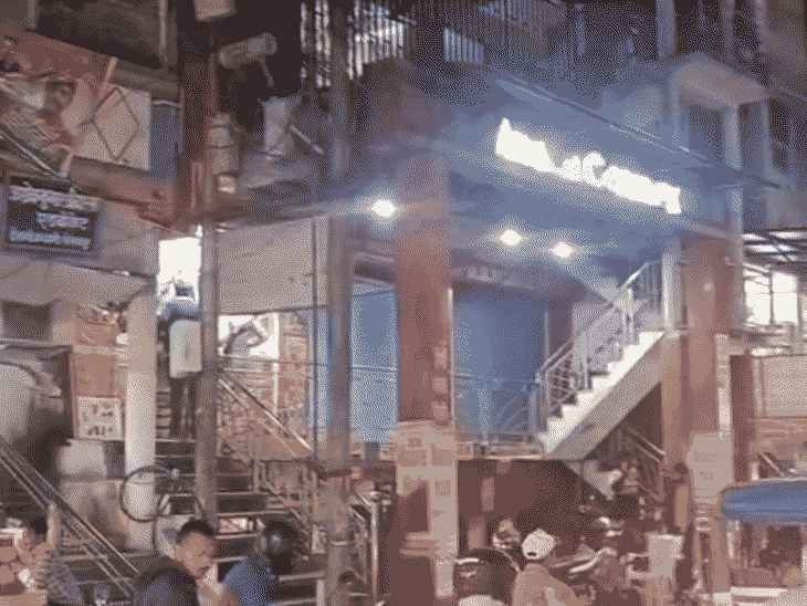 चाइना मार्केट में बेच रहे थे एप्पल का नकली सामान:गोरखपुर पुलिस ने छापा मारकर किया खुलासा, दुकानों पर लगा ताल, मुकदमा दर्ज