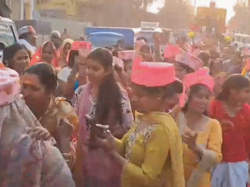 शिव बारात में झूमें भक्त:गोरखपुर में गाजे- बाजे के साथ नाचते निकले, गूंजा ‘हर हर महादेव’