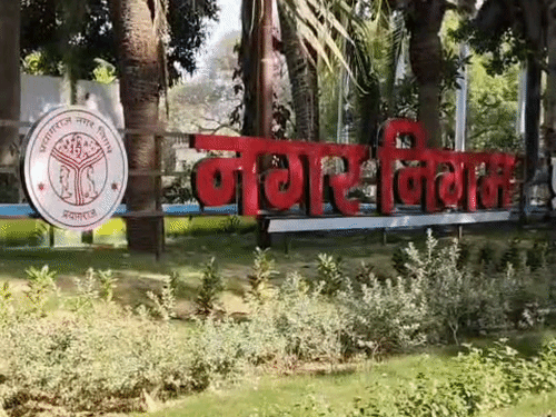 प्रयागराज में खत्म होगी जाम की समस्या:नगर निगम ने 11 सड़कों को पार्किंग के लिए चिह्नित किया, अप्रैल से मिलेगी सुविधा