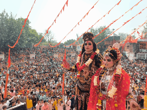 घाटमपुर में शिव बारात की तस्वीरें देखिए:डीजे, ढोल-नगाड़ों पर झूमे भक्त; मां कूष्मांडा देवी मंदिर में उमड़ा भक्तों का सैलाब