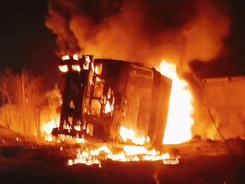 कौशांबी में मोबिल से भरे टैंकर में भीषण आग:25km लंबा जाम, बिजली के खंभे से टकराकर हाईवे पर पलटा